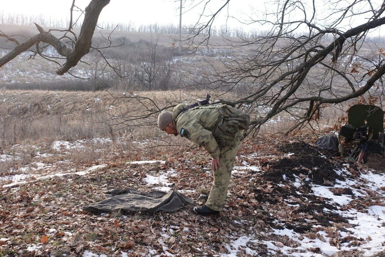 Бойцы башкирского батальона имени Шаймуратова совершают намаз в перерывах между боями