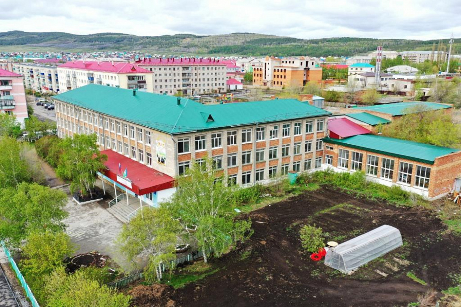 Радий Хабиров ознакомился с ходом капитального ремонта школы №3 Баймака