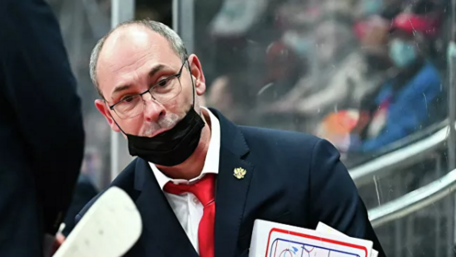 Российских хоккеистов сняли с рейса за отказ надеть маски
