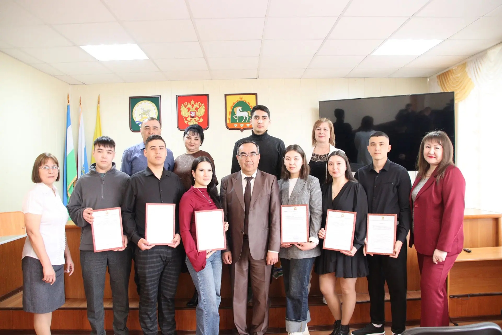 В Баймаке 6 детям-сиротам вручили сертификаты приобретение жилья