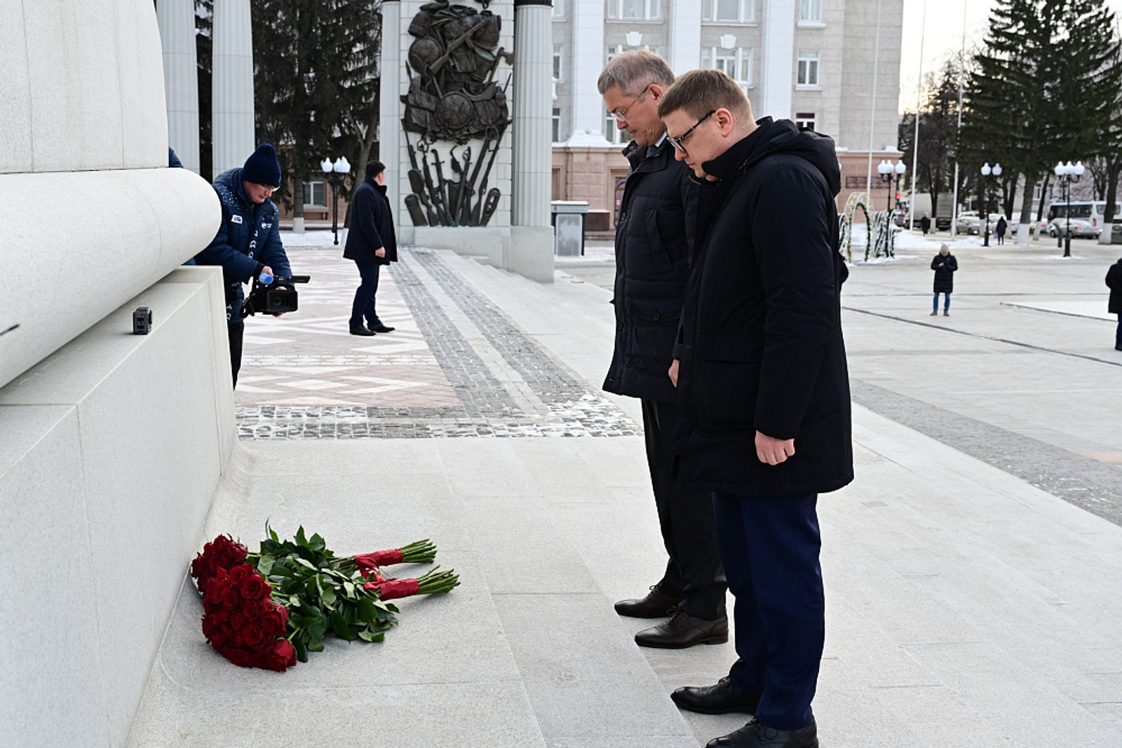 Радий Хабиров и Алексей Текслер возложили цветы к памятнику Минигали Шаймуратову