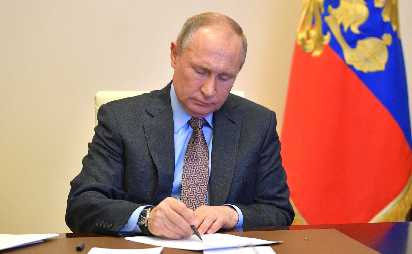 Путин подписал закон об увеличении возраста пребывания на госслужбе до 70 лет