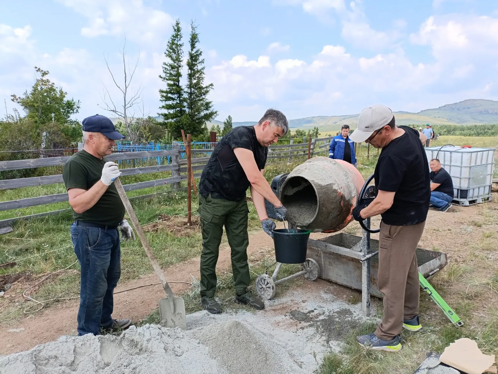 Жители Баймака взялись за восстановление мусульманского кладбища