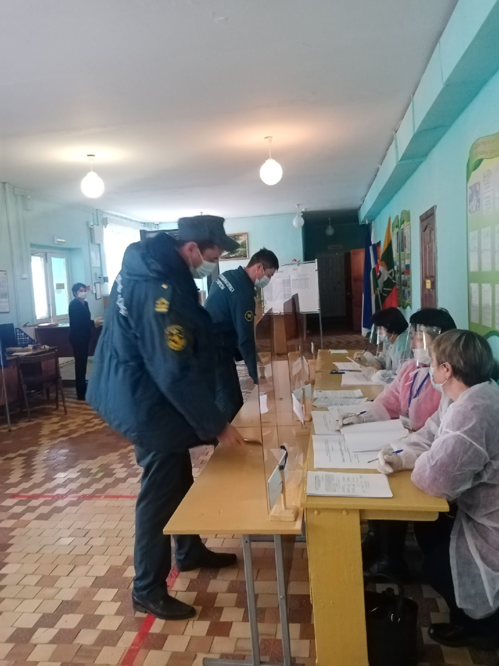 В селе Тубинский на выборы пришли первые избиратели