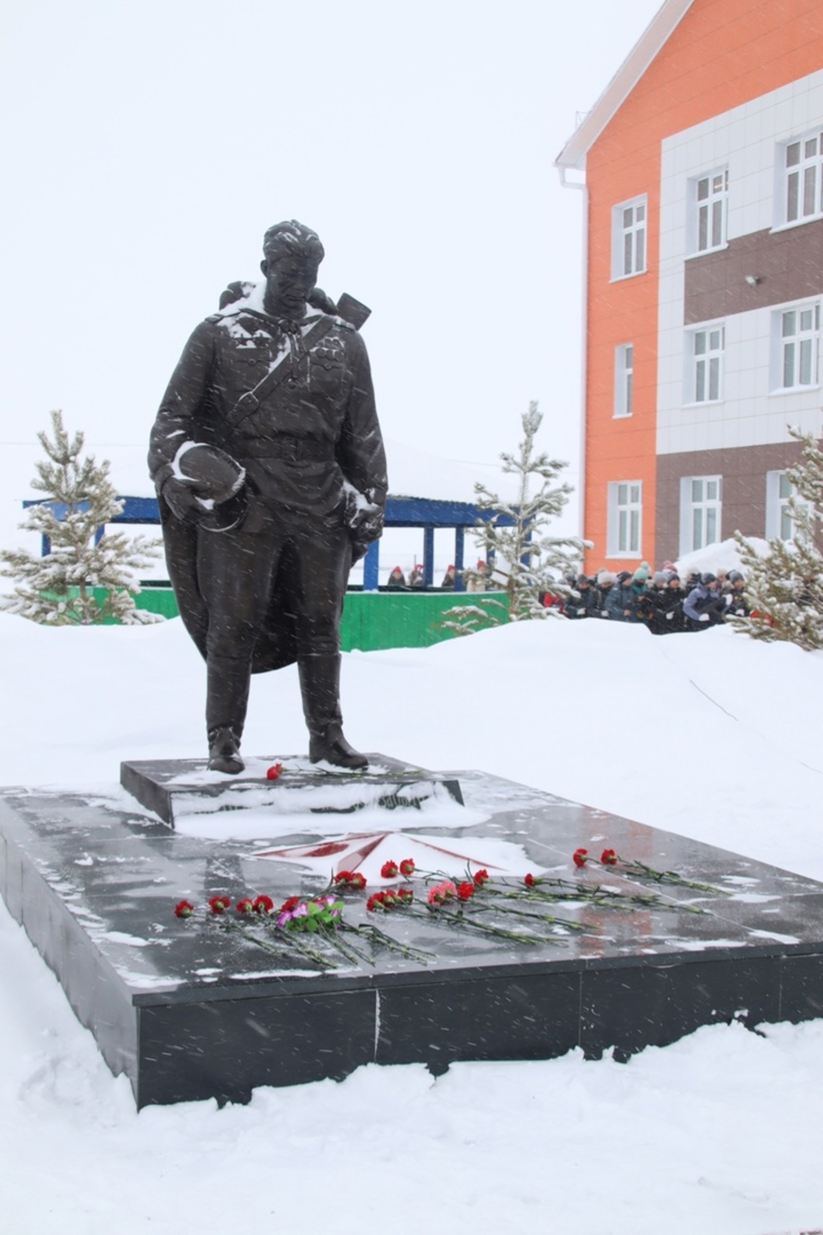 В Баймаке открыли точную копию таллинского памятника воину-освободителю