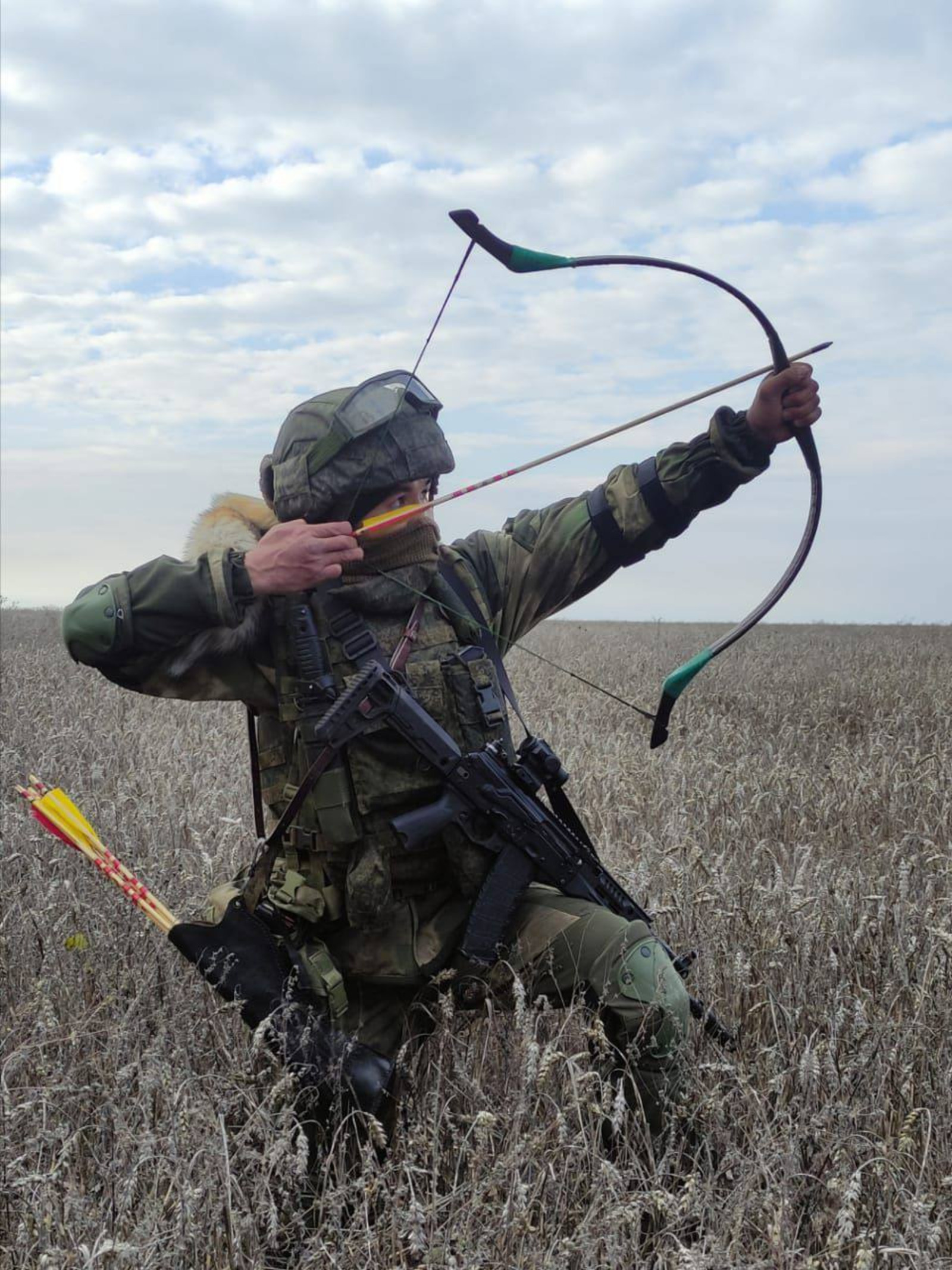 Добровольцы башкирских батальонов показали лук со стрелами