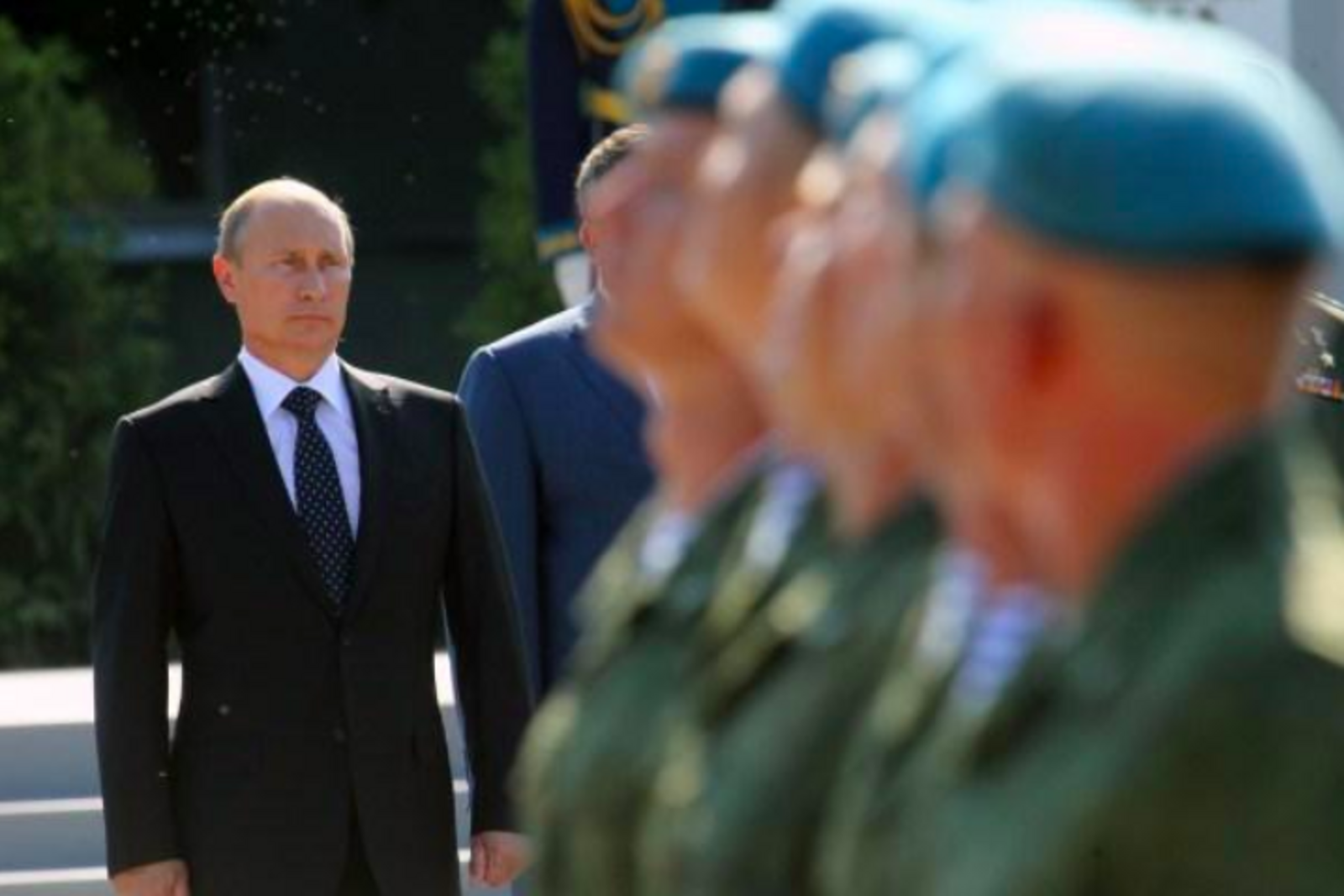 Президент России поздравил десантников с Днем ВДВ