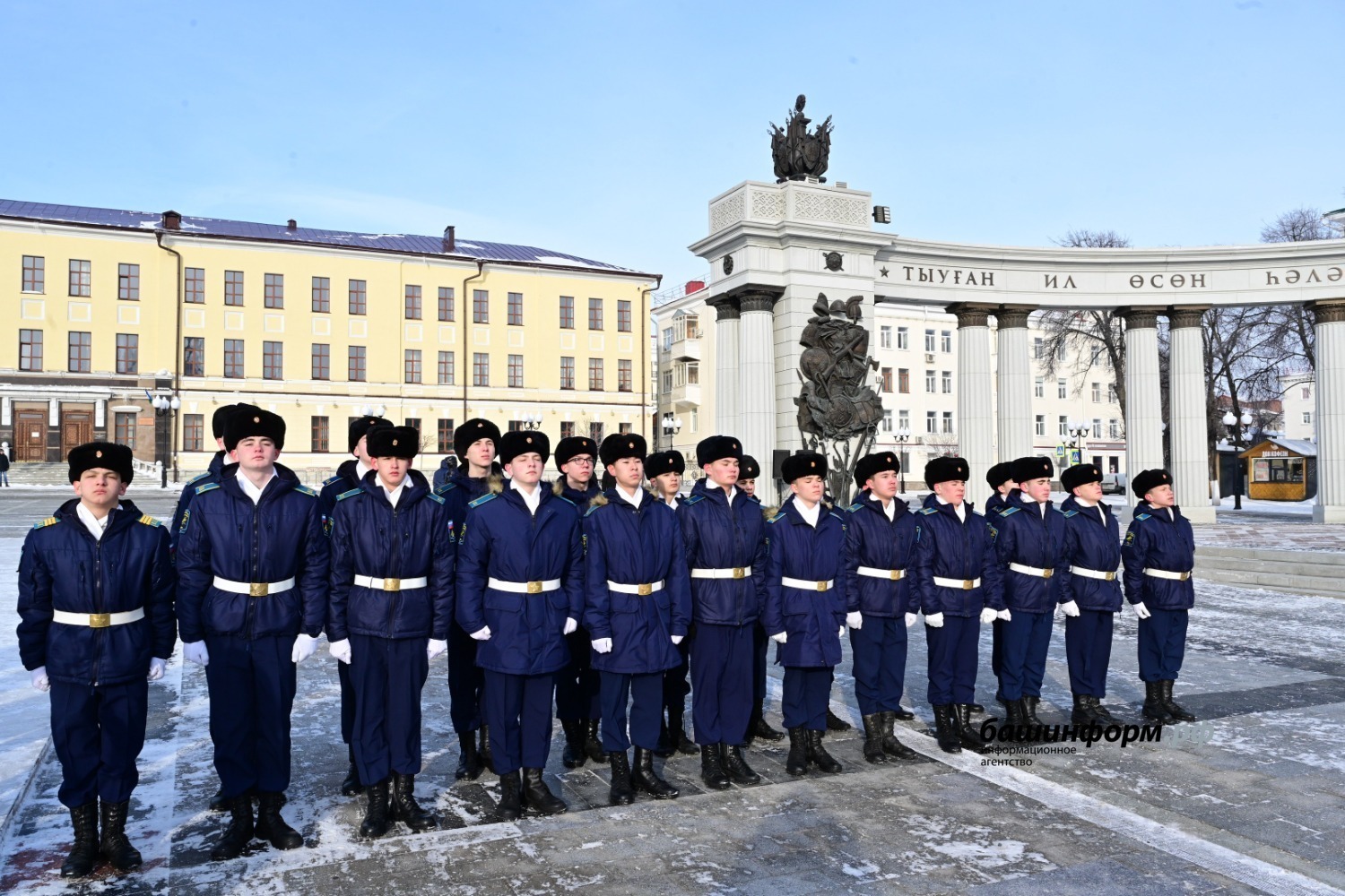 Глава Башкирии возложил цветы к памятнику Героя России Минигали Шаймуратова