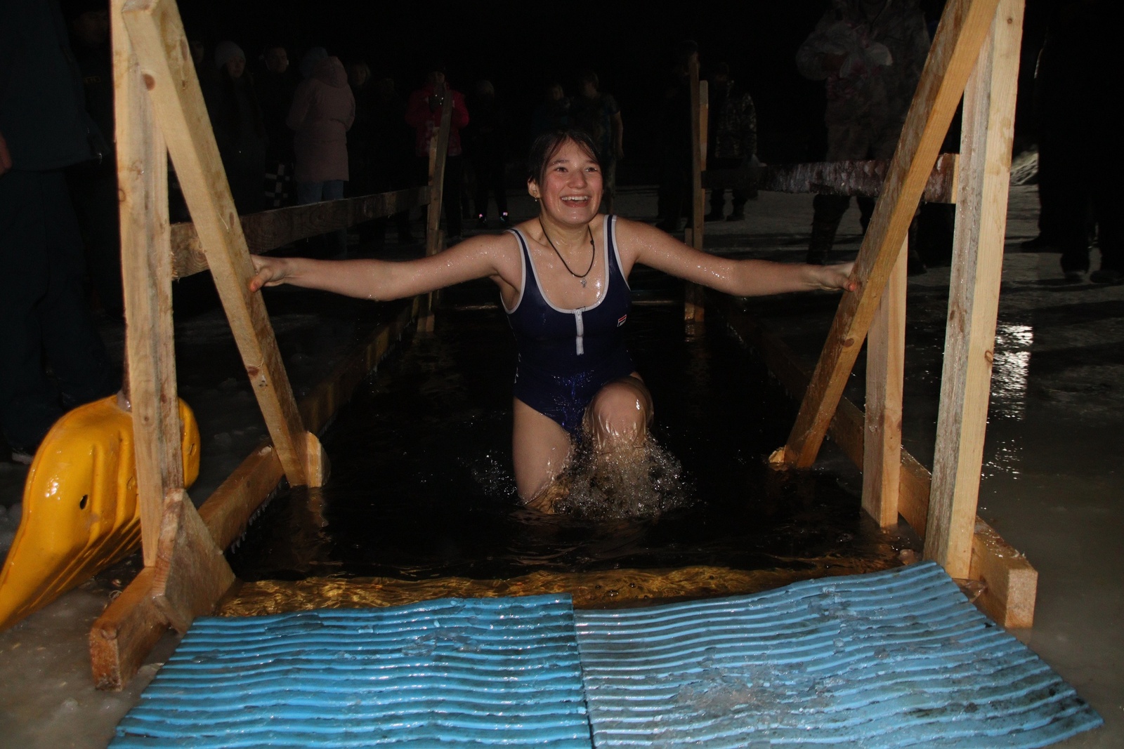 Жители Баймакского района традиционно окунулись в прорубь в канун Крещения
