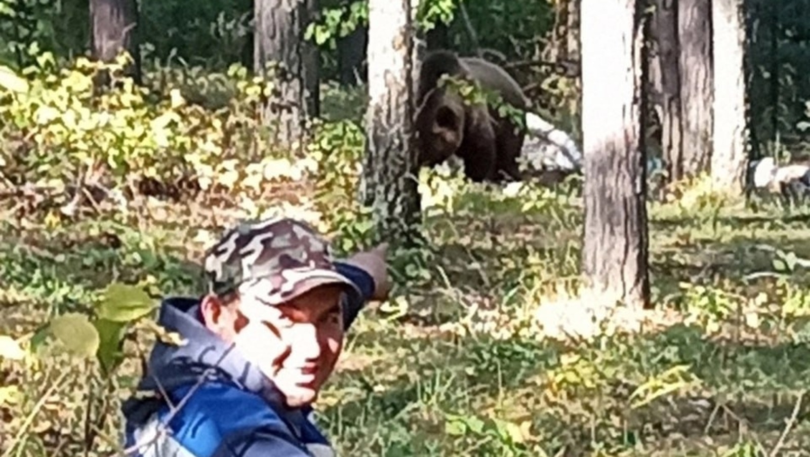 Житель Башкирии сфотографировался с медведем в лесу