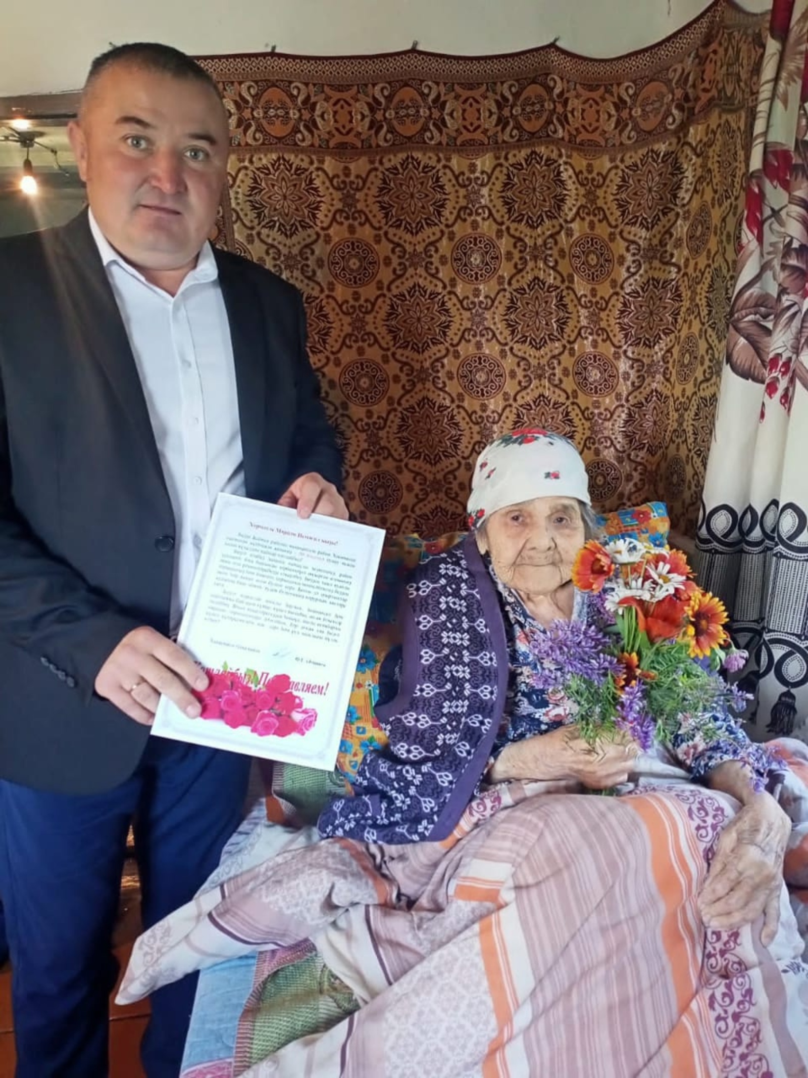 Глава Баймакского района поздравил труженицу тыла с 90-летием