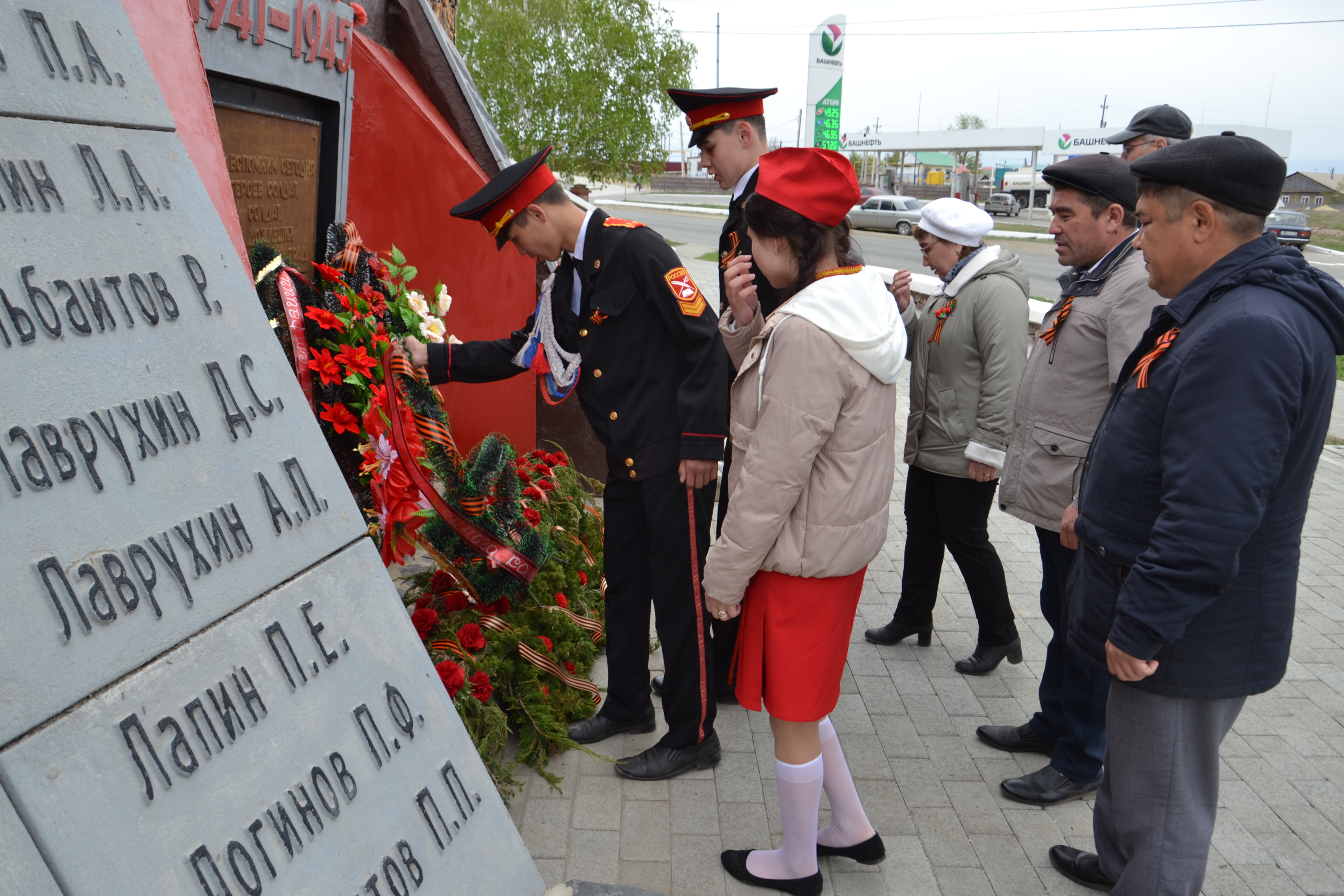 В Баймаке в честь Дня Победы возложили цветы к двум мемориалам павшим героям в Великой Отечественной войне