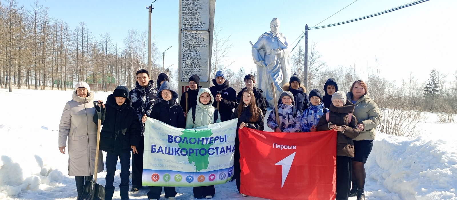 В одном из сёл Баймакского района школьники расчистили снег у мемориалов
