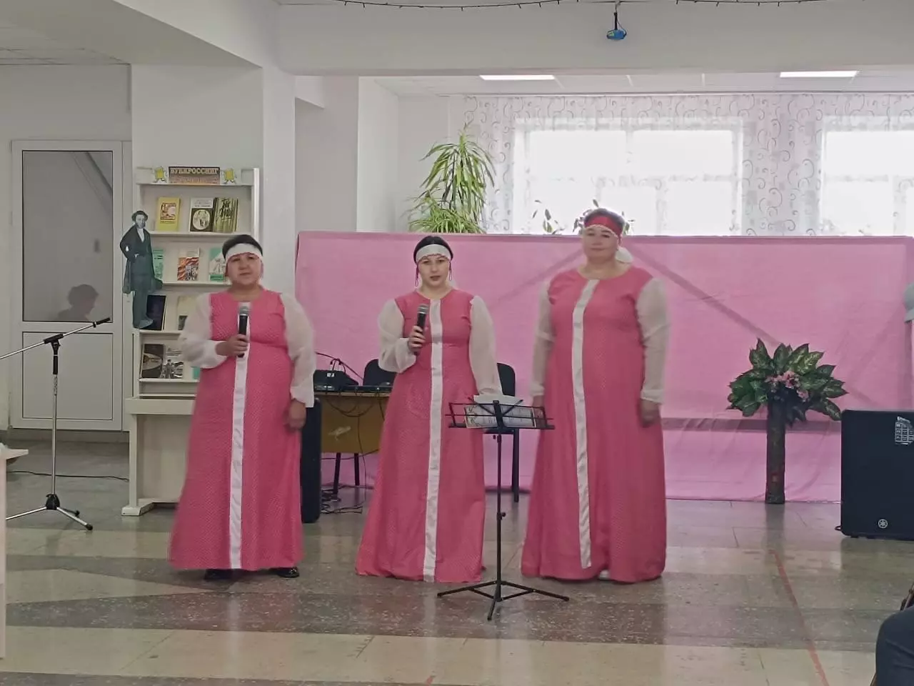 В Баймакском районе на выборах поют, пляшут и презентуют книги