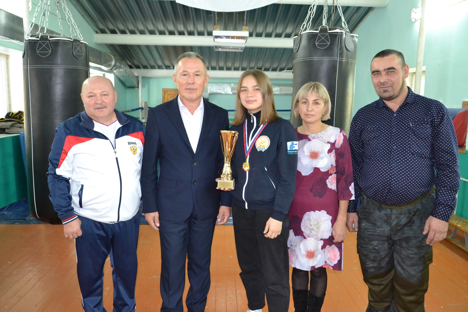 Глава района Фанис Аминев поздравил Регину Нурмухаметову с блестящей победой