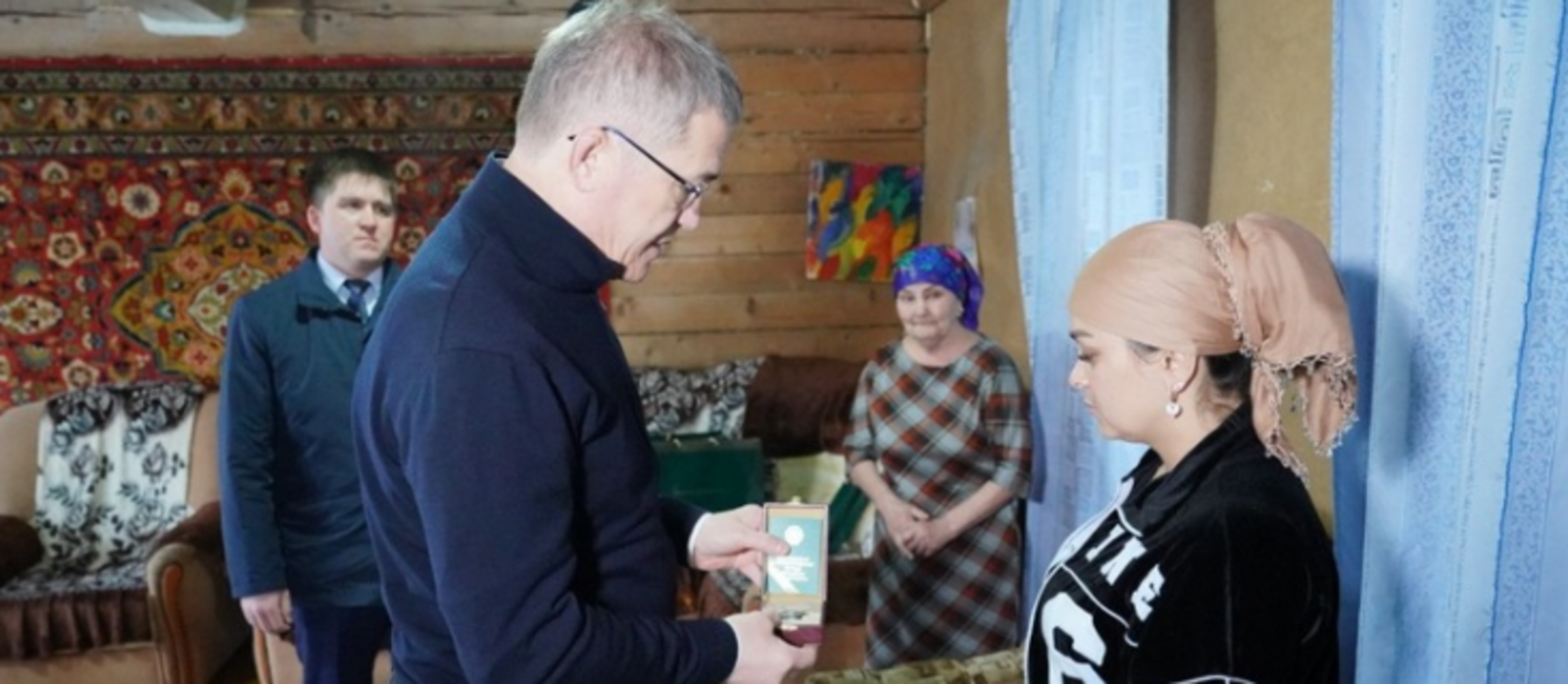 Радий Хабиров передал награды семьям погибших участников СВО