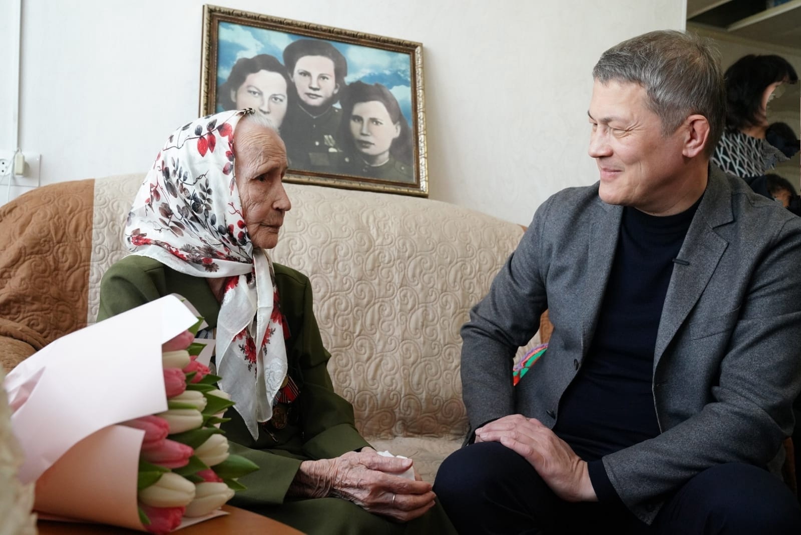 Глава Башкирии Радий Хабиров поздравил 98-летнюю жительницу Сибая