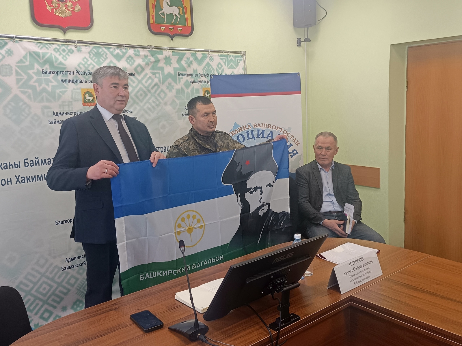 Боец СВО передал главе района Башкирии флаг своего полка