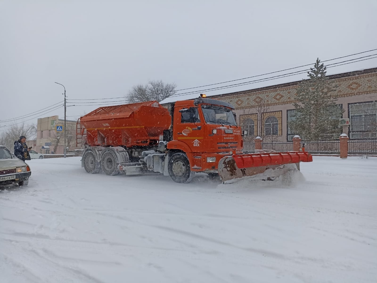Глава Баймака рассказал, как коммунальщики города справляются с уборкой снега