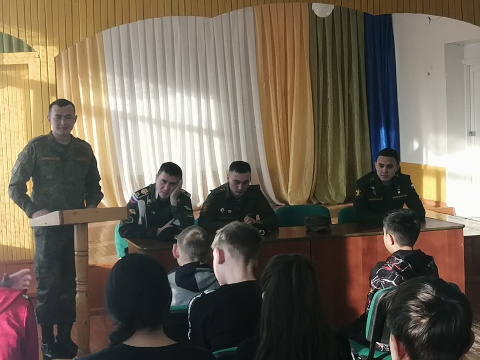 В селе Тубинский школьникам рассказали, почему важно идти в армию