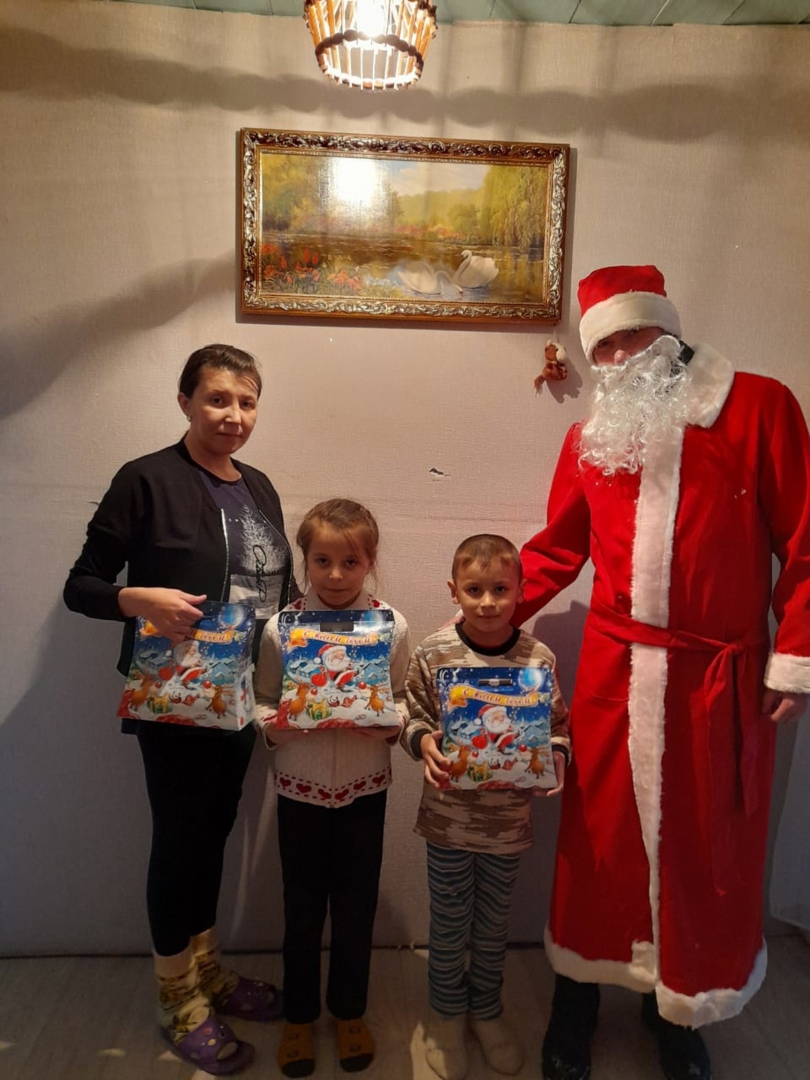 В Баймаке Дед Мороз посетил семьи, находящиеся на социальном сопровождении у Службы семьи