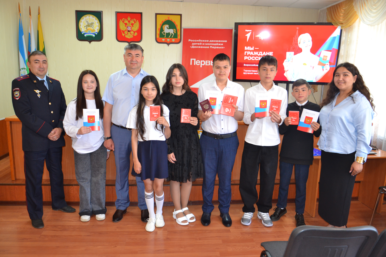 В Баймаке вручили паспорта по программе «Мы — граждане России!»