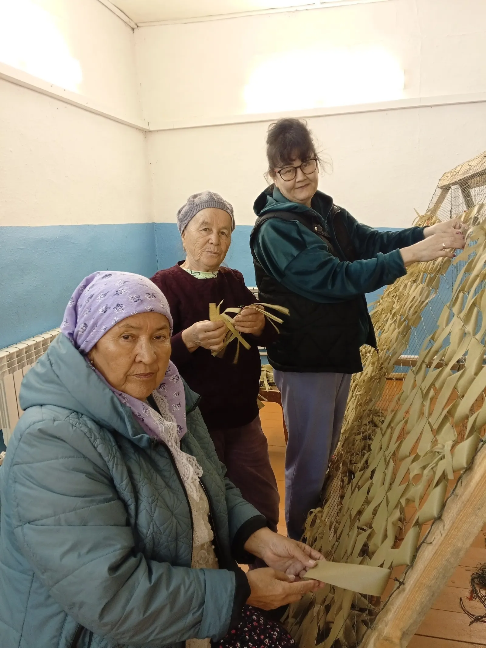 Старейшины из Верхнеяикбаево сплели уже 66-ю маскировочную сеть