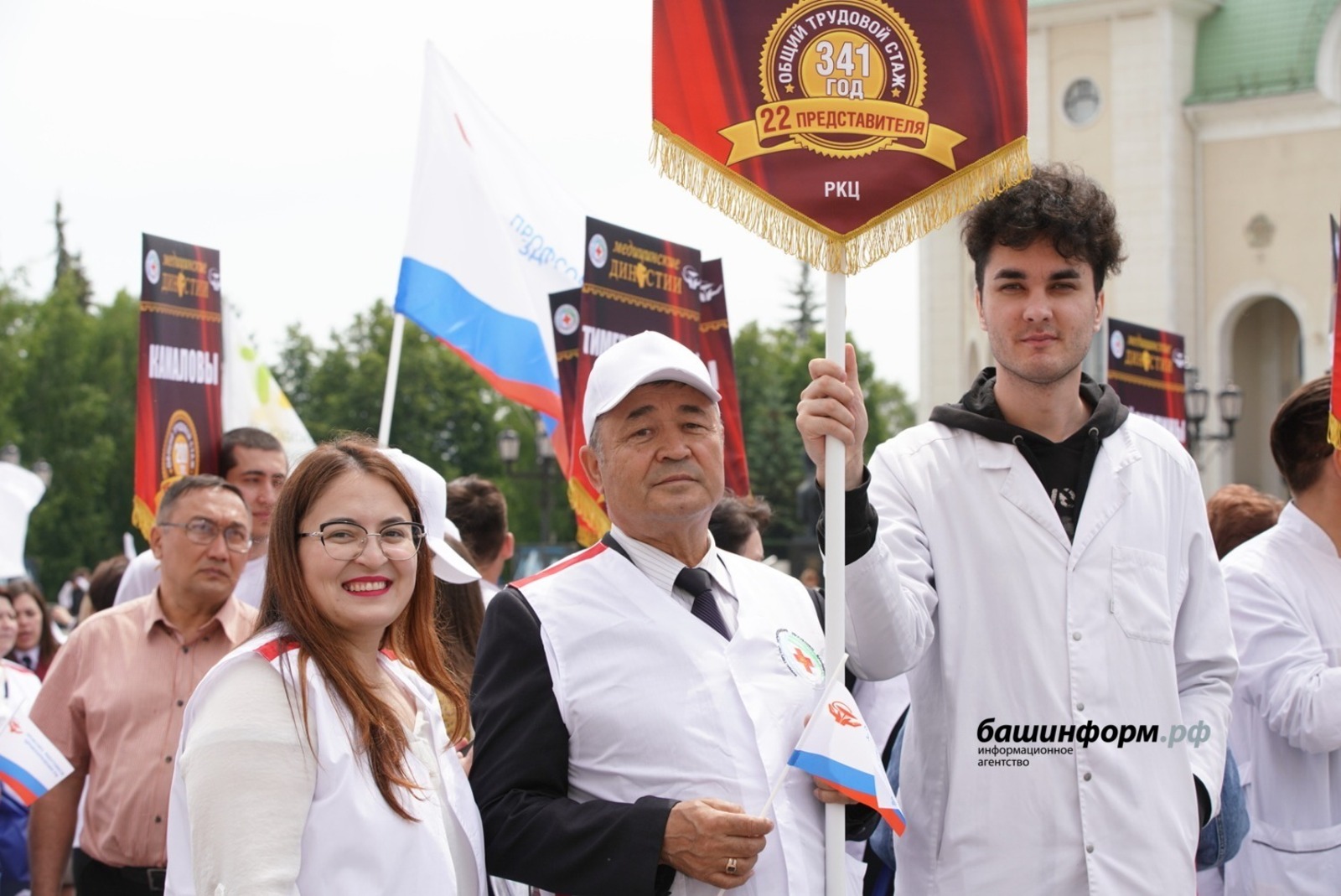 В Башкирии более 700 медиков приняли участие в торжественном параде