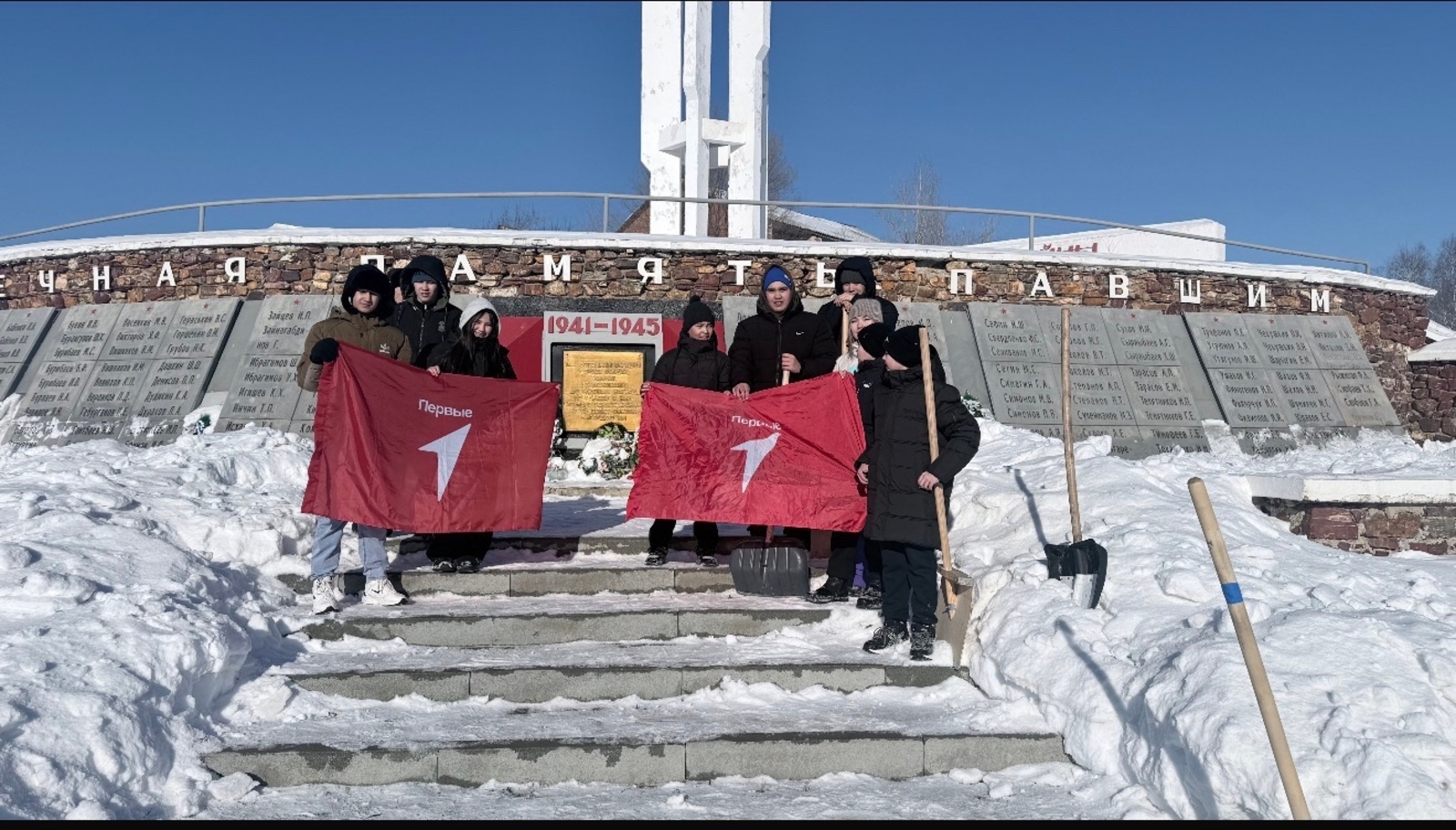 В Баймаке школьники очистили территорию у мемориала участникам ВОВ
