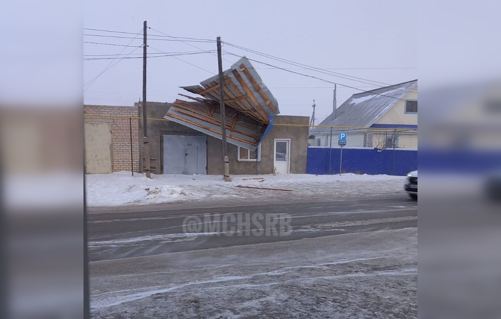 В Баймаке ветром сорвало крыши двух домов