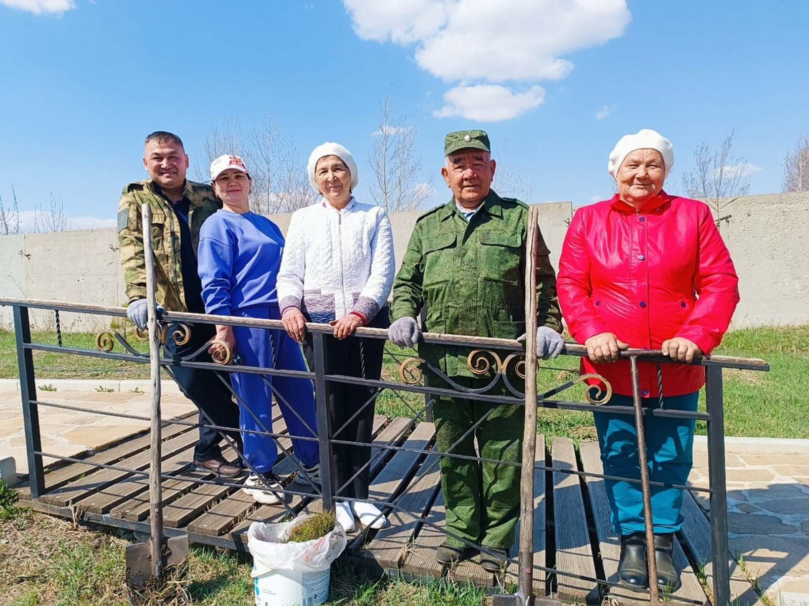 Пожилая пара из Башкирии посадила 80 сосен в честь 80-летия Победы