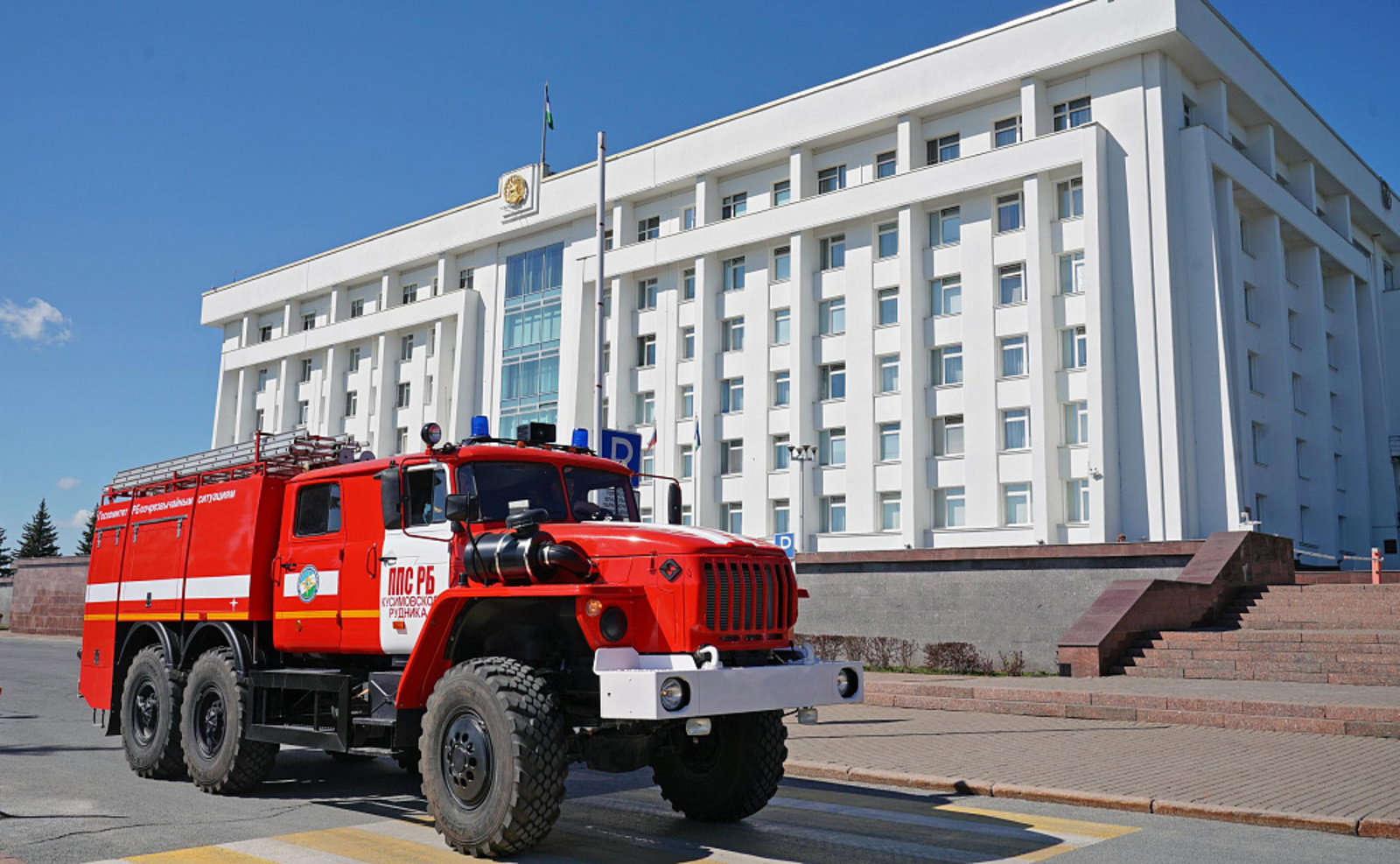 Радий Хабиров поздравил сотрудников пожарной охраны с профессиональным праздником