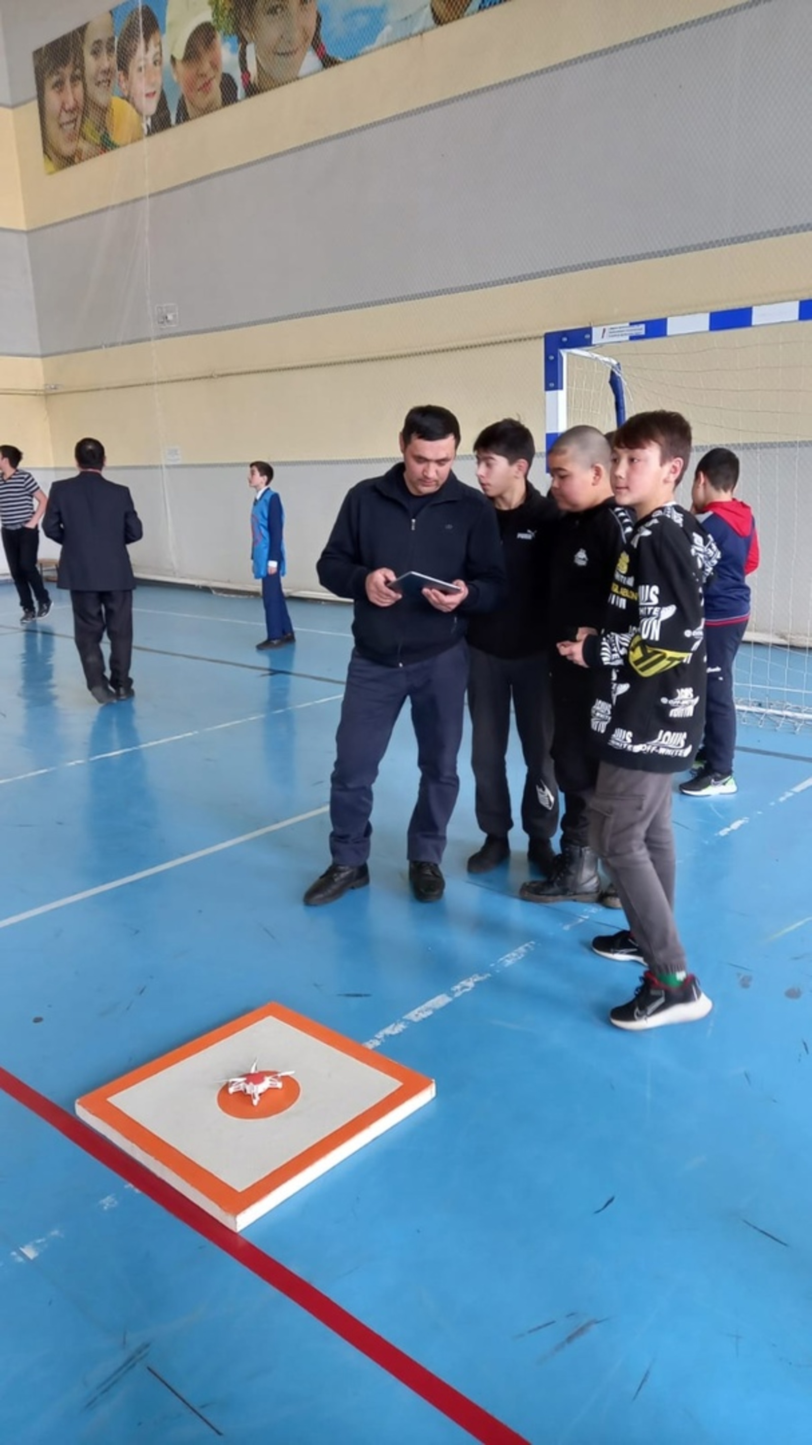 Баймакские школьники соревновались в дрон-рейсинге