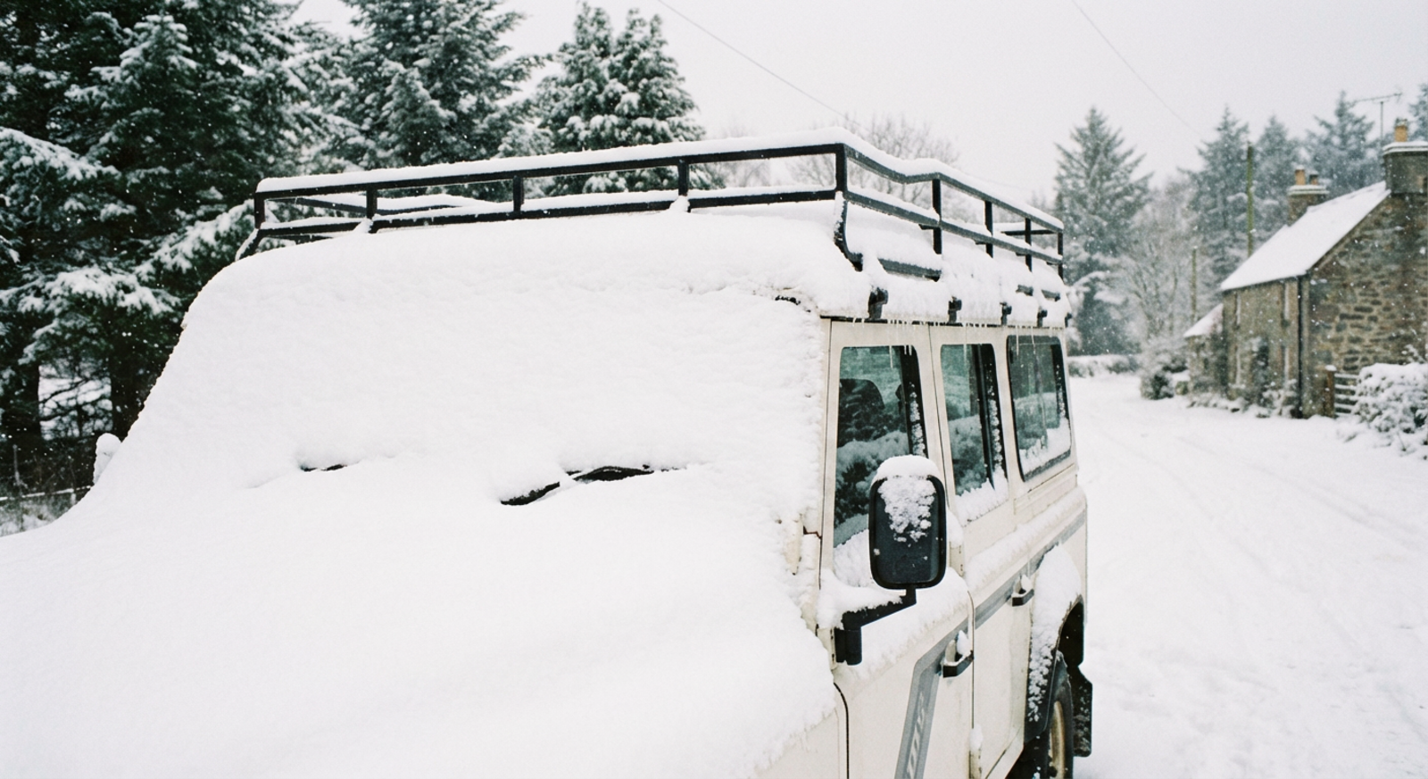 Почему не стоит оставлять авто в сугробе