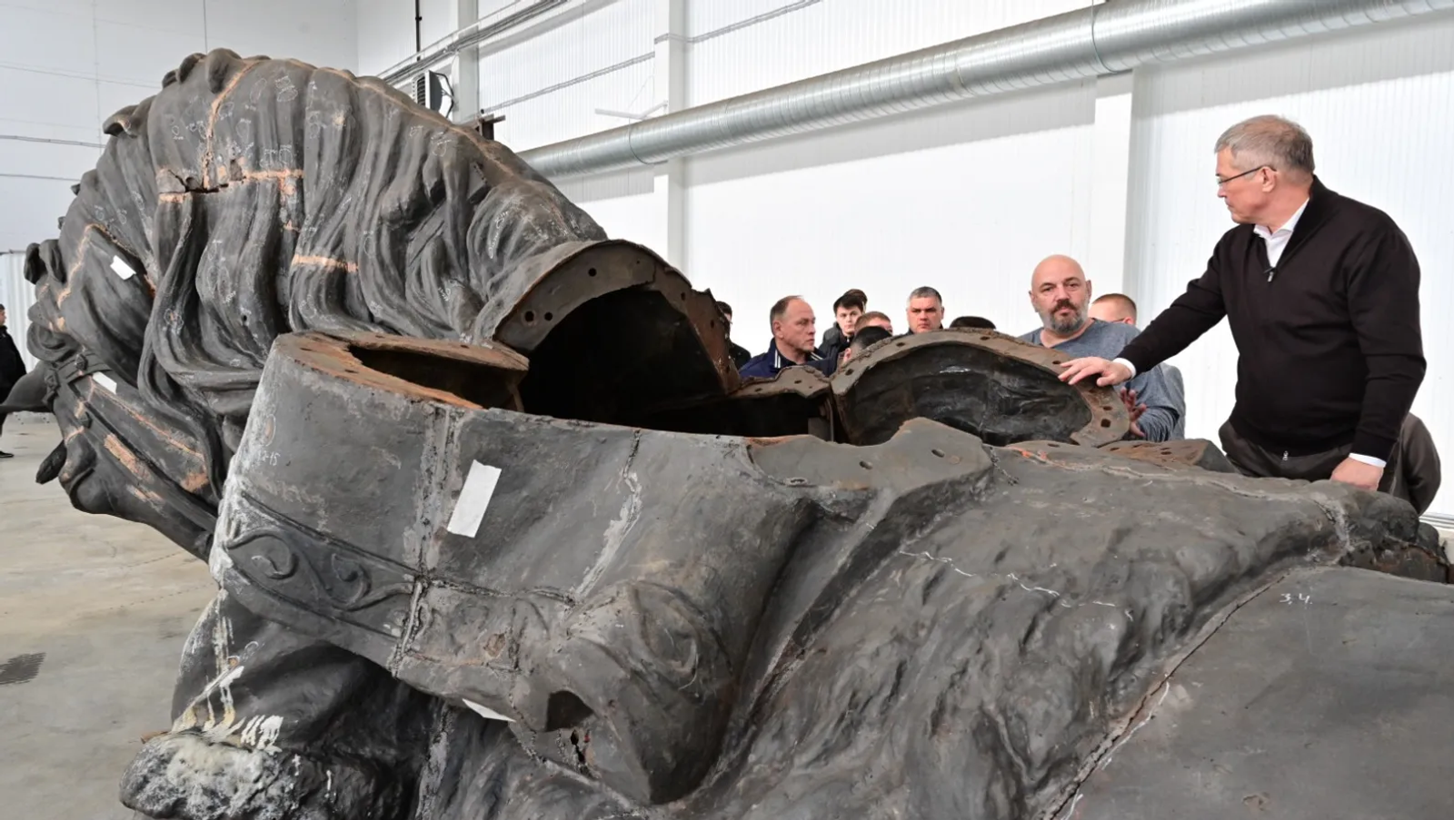 Радий Хабиров проверил ход реставрационных работ на памятнике Салавату Юлаеву