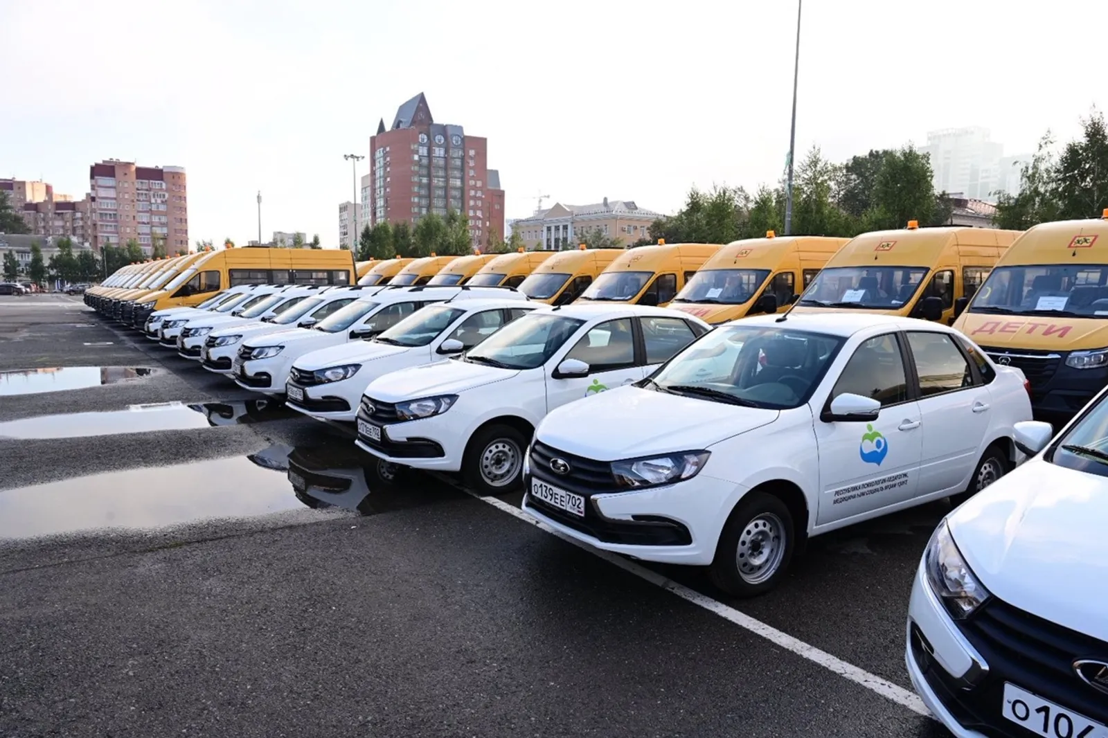 Глава Башкирии вручил 200 школам ключи от автобусов