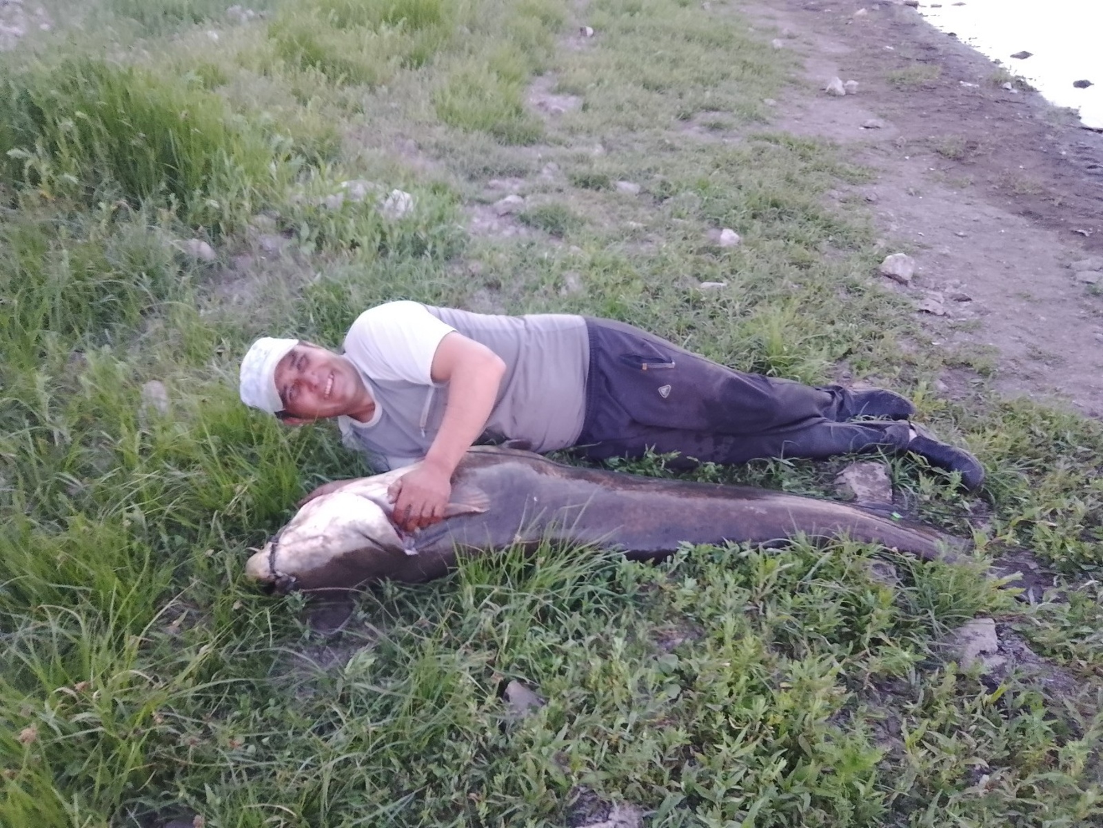 Житель Баймакского района показал в соцсетях необычный улов