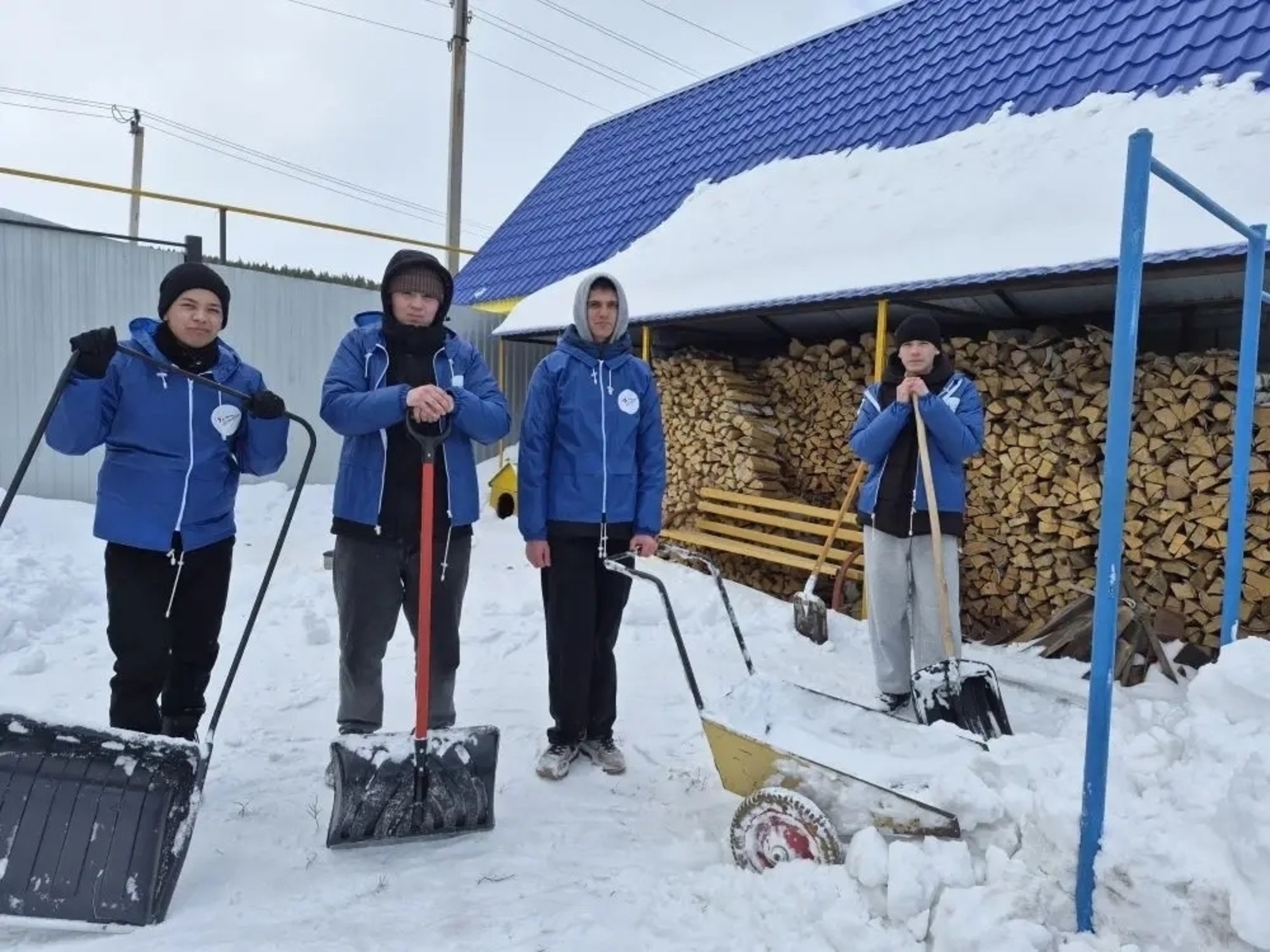 В Баймаке «шаймуратовцы» помогли матери погибшего бойца СВО убрать снег