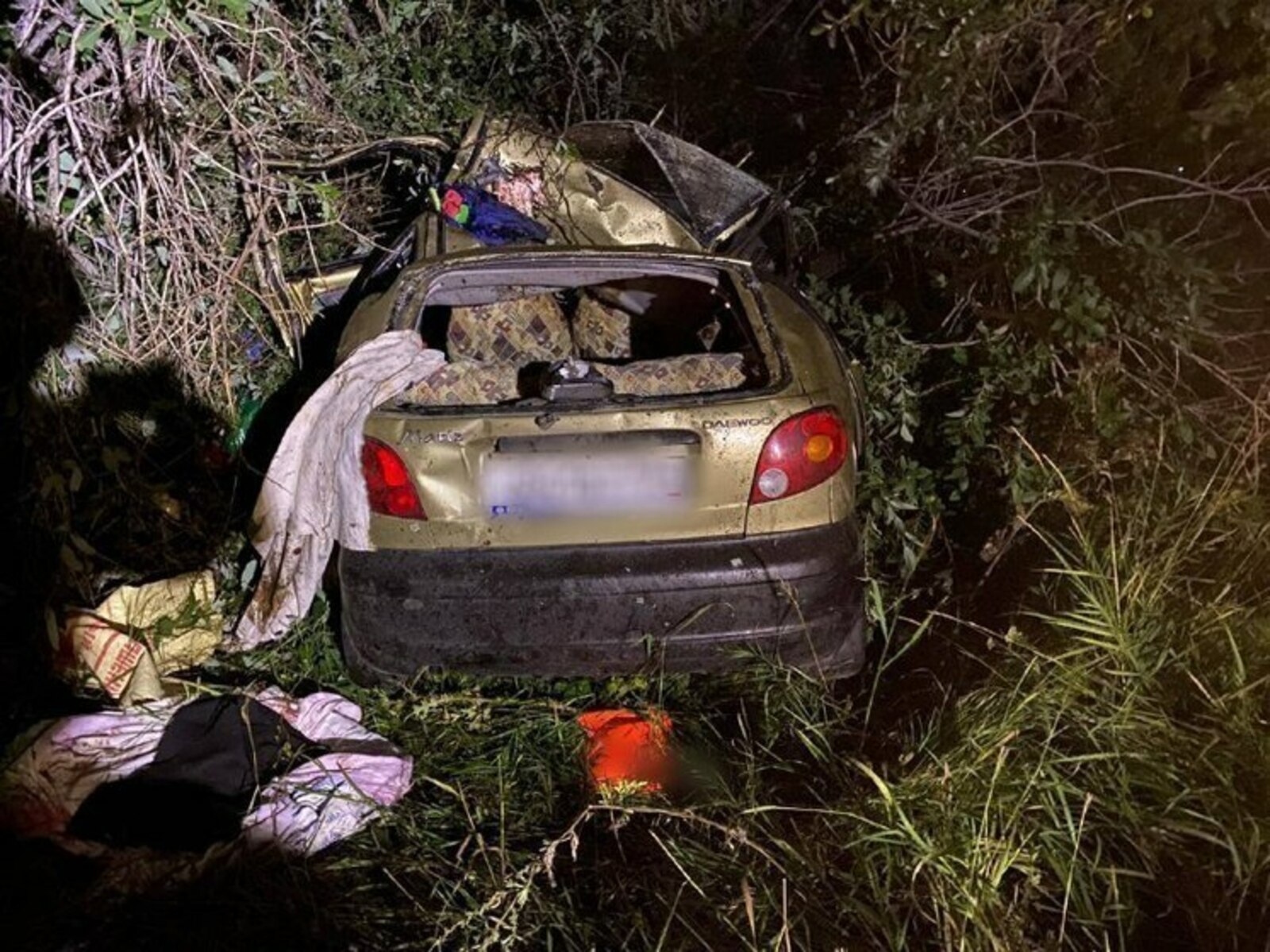 В Башкирии на трассе водителя зажало в перевернувшейся машине