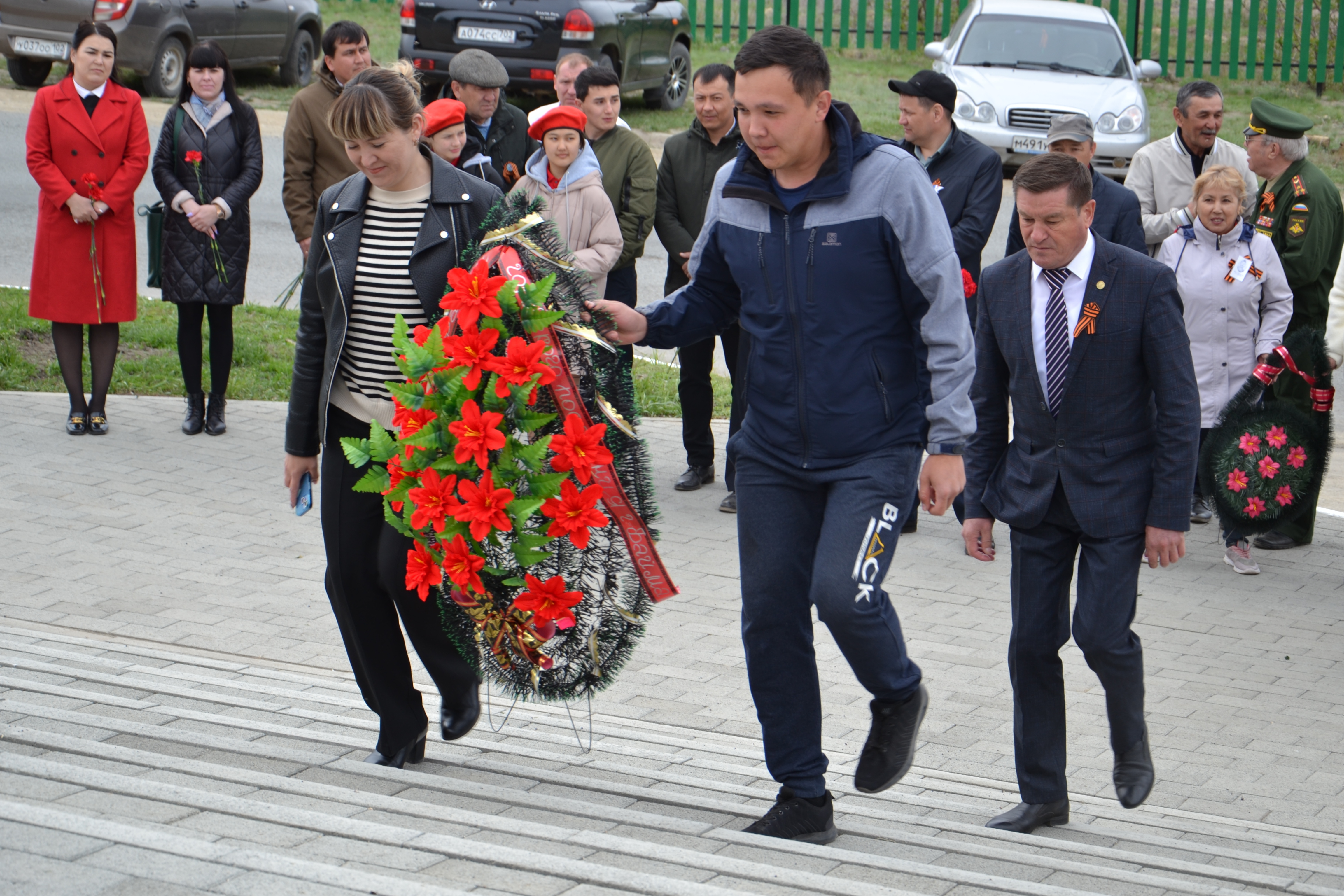 В Баймаке в честь Дня Победы возложили цветы к двум мемориалам павшим героям в Великой Отечественной войне