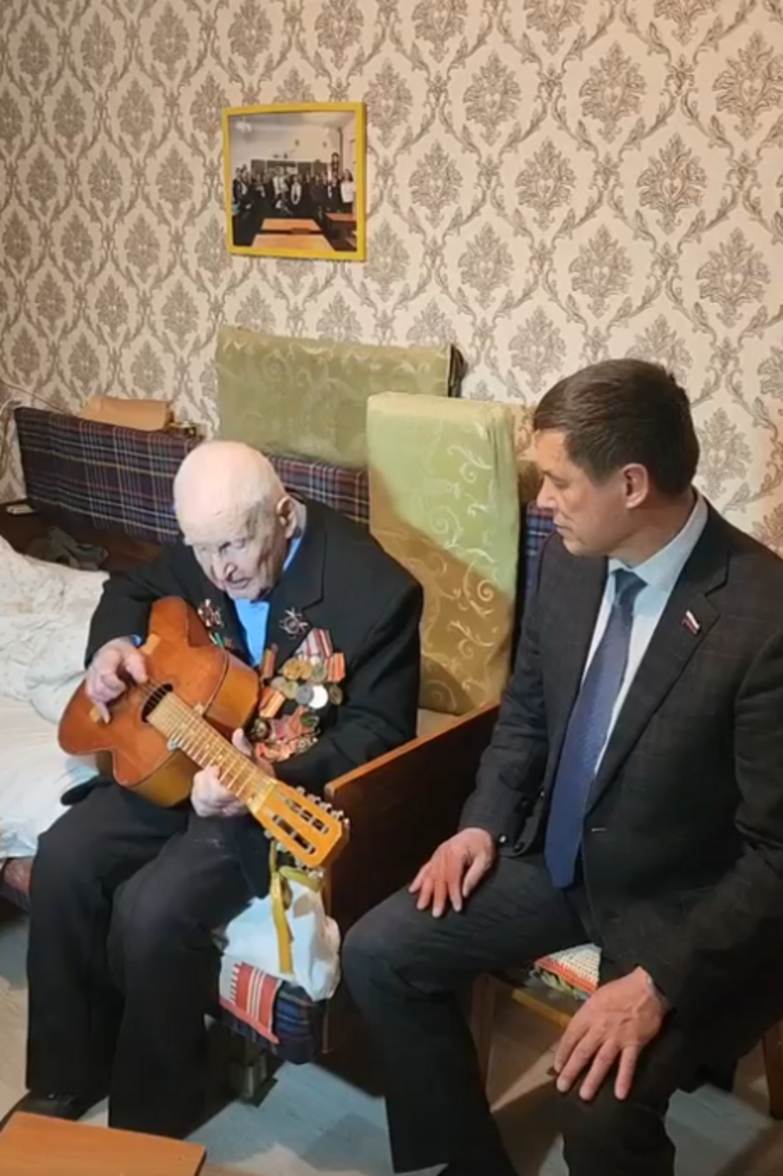 Столетний ветеран из Башкирии поет военные песни и хочет попасть на «Поле чудес»