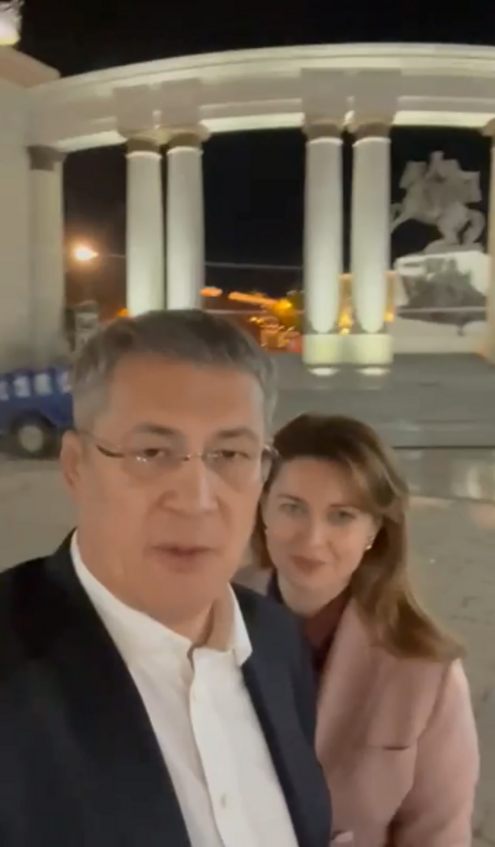 Радий Хабиров ночью привел жену к памятнику Шаймуратову в Уфе