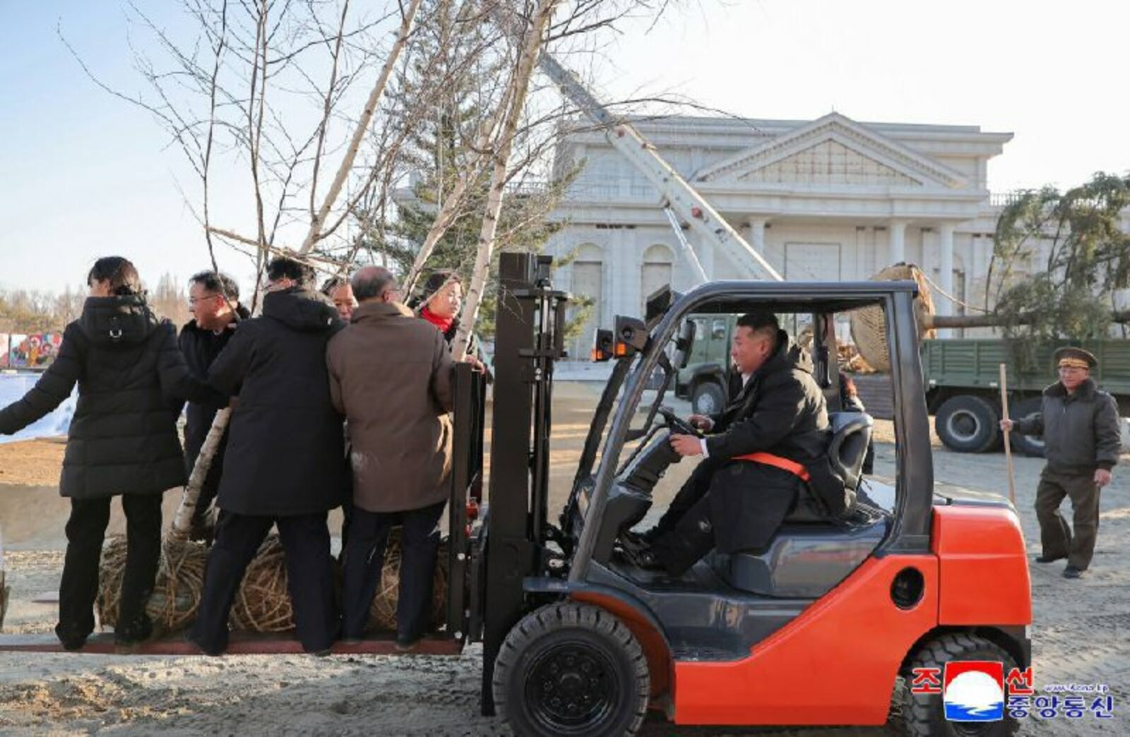 Ким Чен Ын посетил стройку музея боевой славы в КНДР