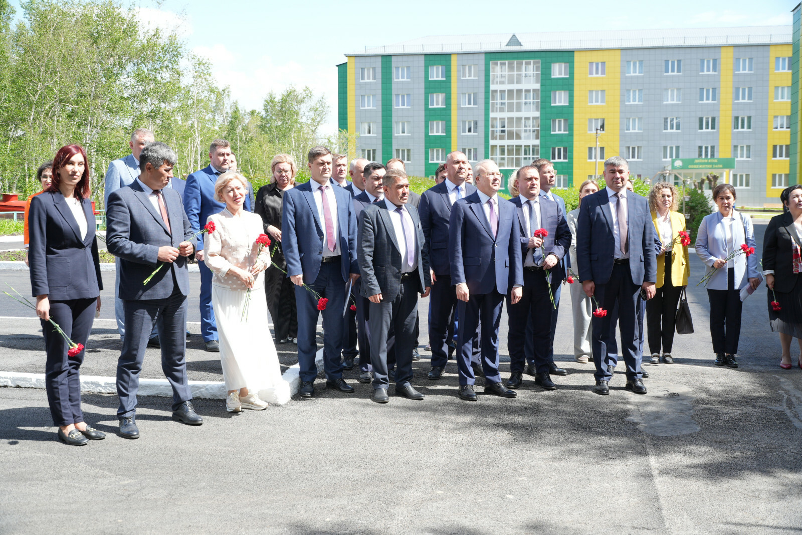 В Баймаке члены Правительства Башкирии возложили цветы к бюсту Акназарова