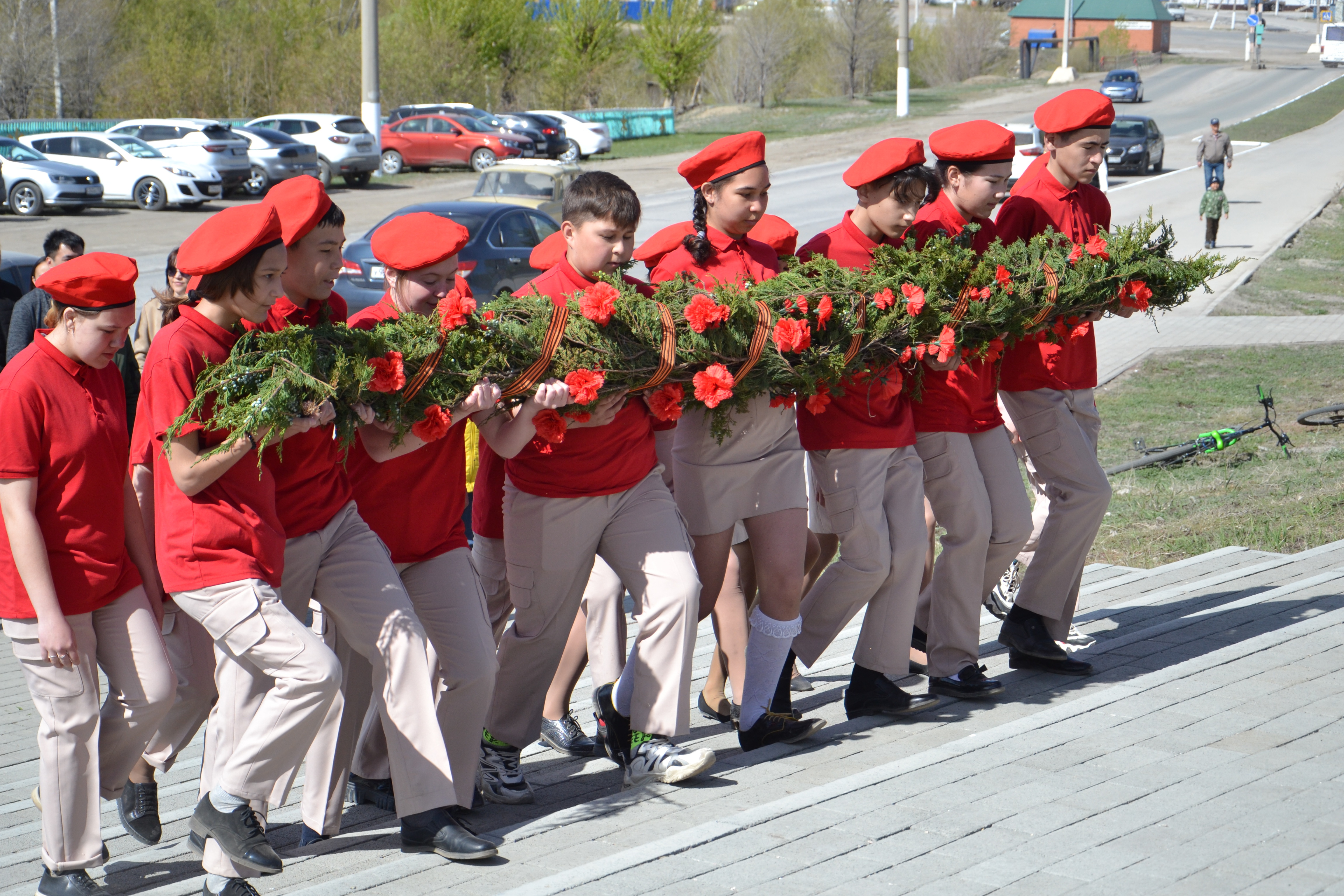 В Баймаке в честь Дня Победы возложили цветы к двум мемориалам павшим героям в Великой Отечественной войне
