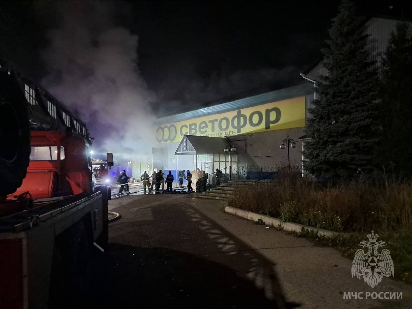 Ночной пожар в Стерлитамаке уничтожил магазин сети "Светофор"