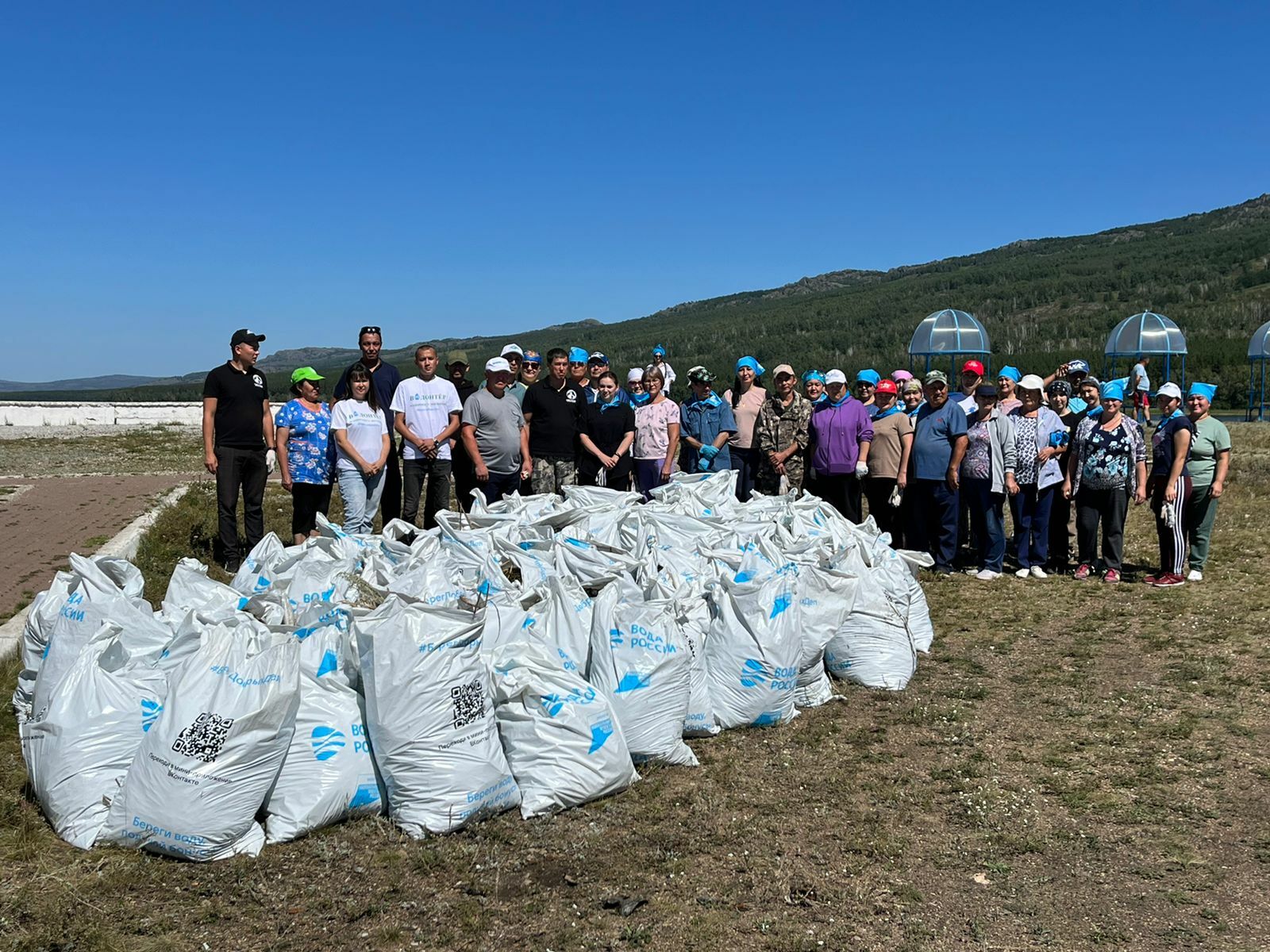 В Башкирии на озере Талкас активисты собрали 150 мешков мусора