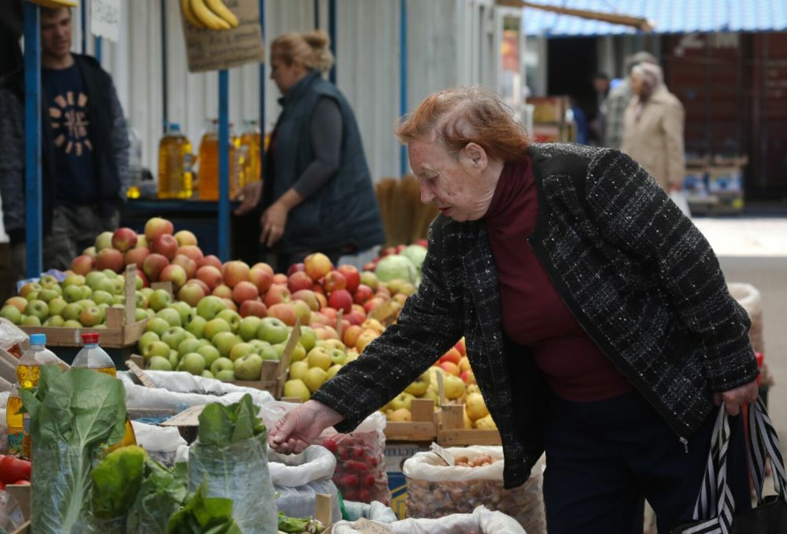 Россиянам разъяснили, почему продукты, закупленные до введения санкций, не продают по «старым ценам»