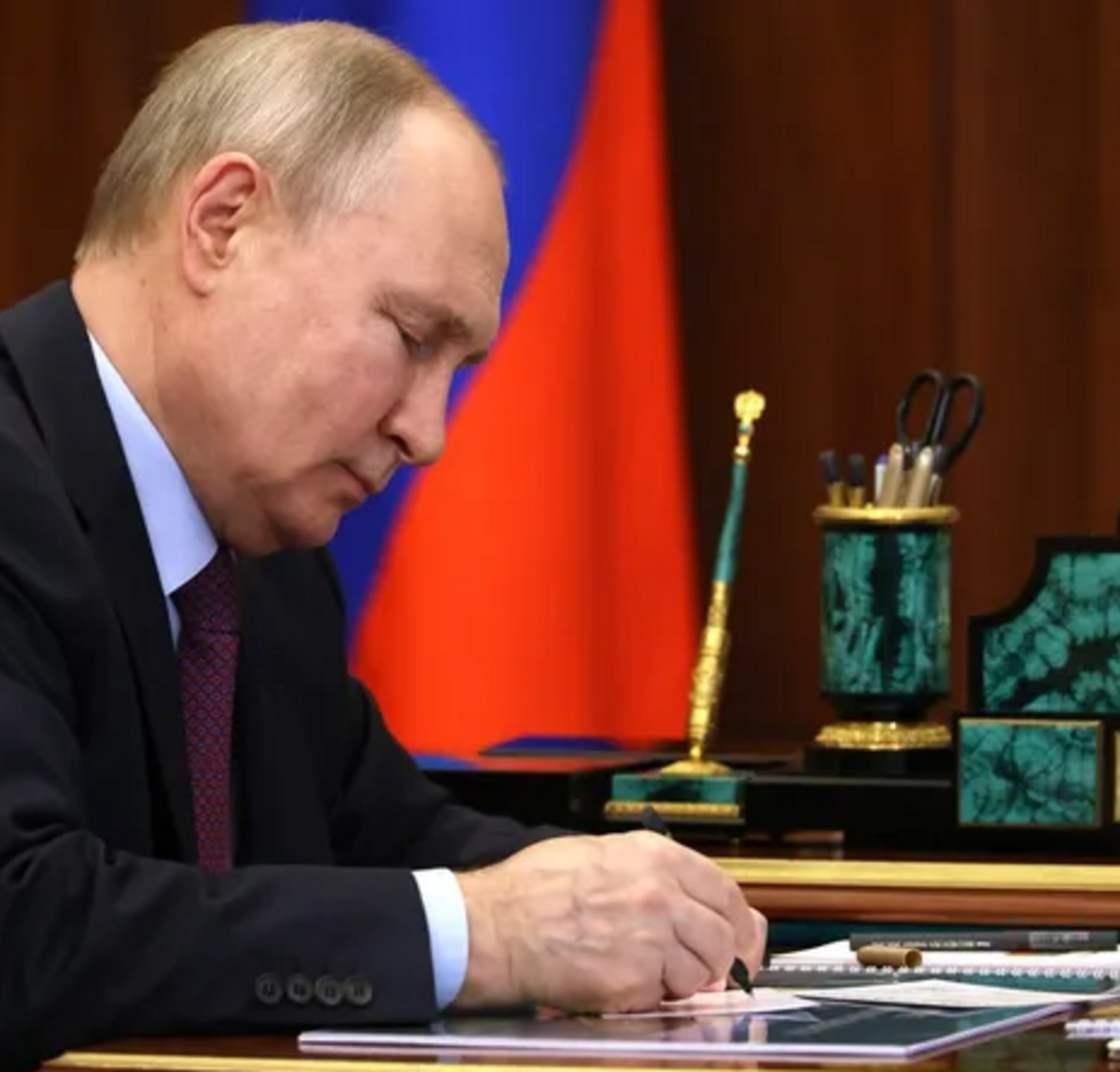 Путин подписал открытки детей для бойцов СВО