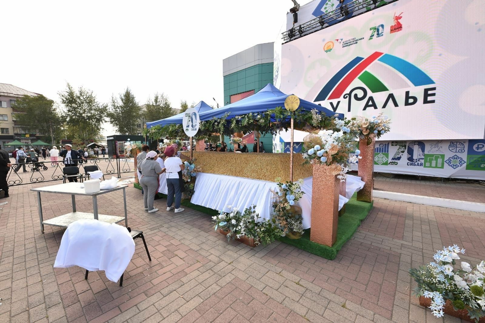 В башкирском Сибае приготовили гигантский чак-чак почти в тонну весом